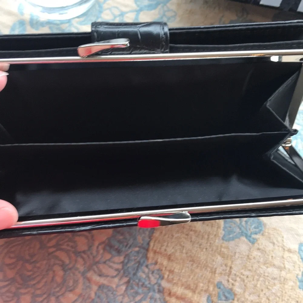 Snap clutch wallet by mundo black NWT vegan alligator